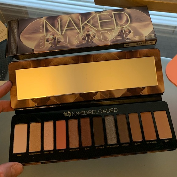UD Naked Reloaded A versatile eyeshadow palette that redefines neutrals with 12 - Picture 5 of 5